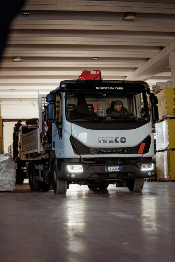 NOLEGGIO AUTOCARRO IVECO 120 targa GJ867GY CON GRU a forfait